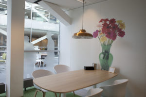 bloemenvaas print op muur styling Clientenbelang Amsterdam