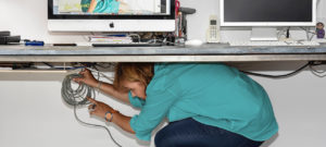 Me onder het bureau voor installatie