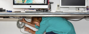 Me onder het bureau voor installatie