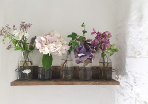 bloemenvaasjes aan de muur