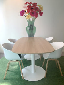 print bloemen met vaas op muur