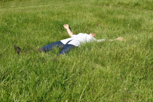 ik lig languit in het gras