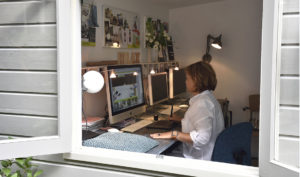 kijkje door het raam op het bureau