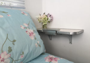 treintafel aan de muur bij bed