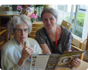 mevrouw Harmsen met haar eigen Tijdbeeldschrift